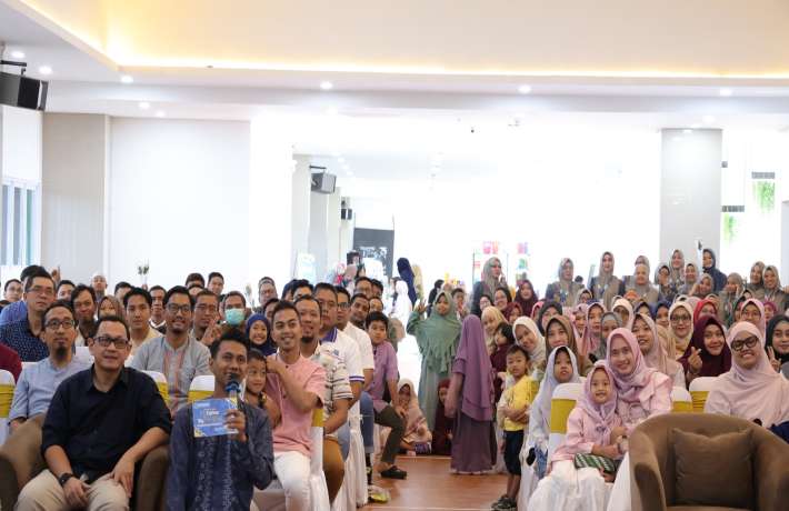 My Father, My Role Model! Ratusan Ayah dan Ibu SD Al Falah Darmo Surabaya Ikuti Seminar Parenting